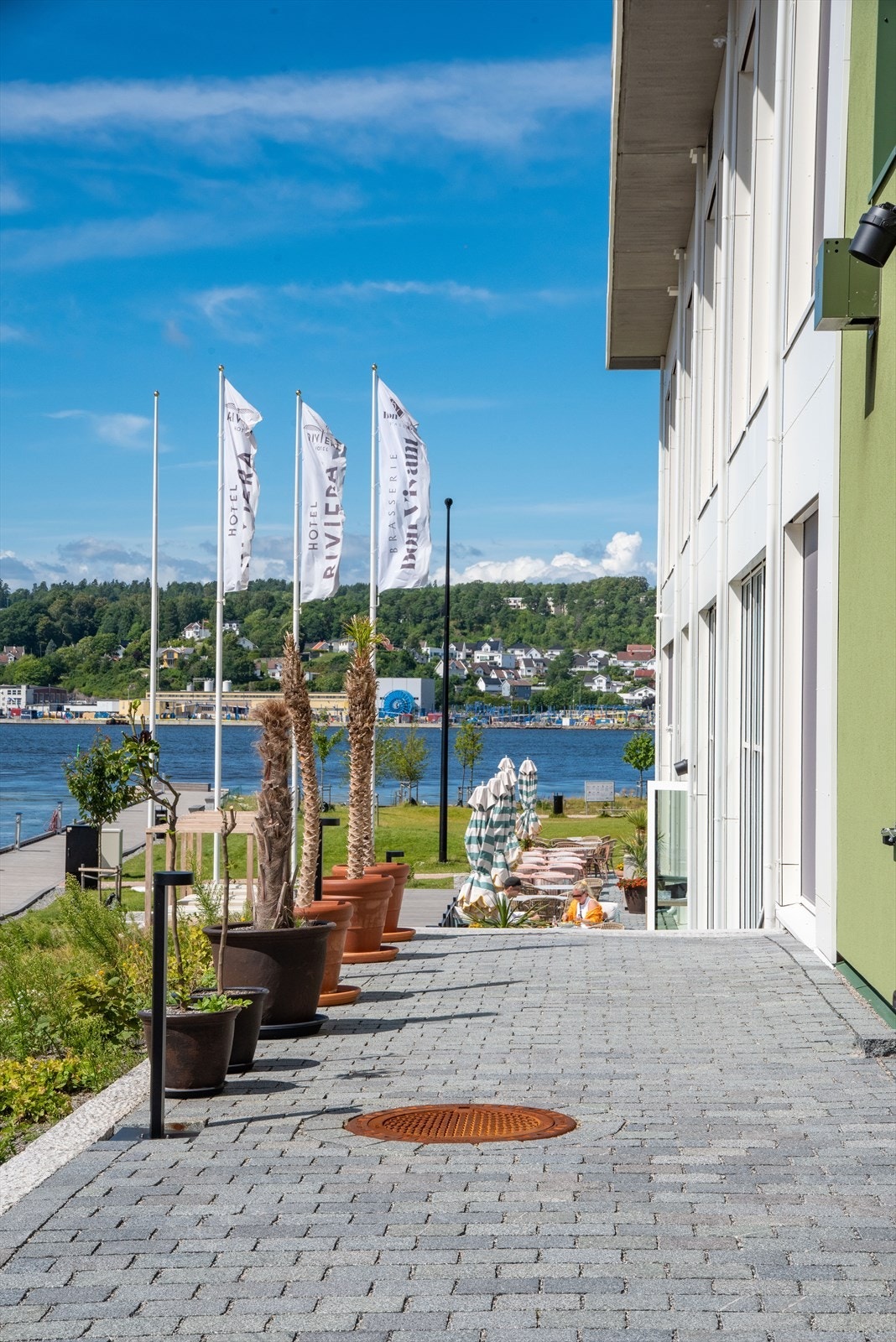Hotel Riviera åpnet dørene i 2023 og har raskt blitt et av byens mest attraktive møtesteder. Her finner du restaurant, takbasseng og spa - alt med spektakulær utsikt mot fjorden. En kort spasertur på 1 minutt fra leiligheten! Galleribilde