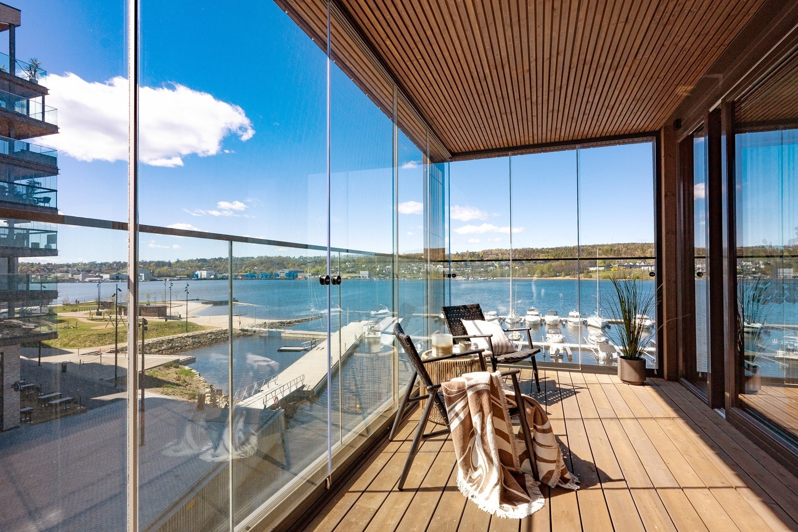Sydvestvendt balkong på 20 kvm. Her kan du nyte ettermiddagssolen og spektakulære solnedganger med panoramautsikt mot vannet. Galleribilde
