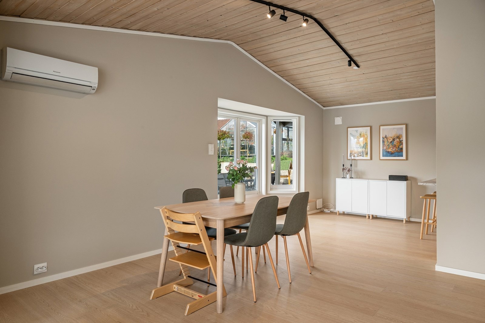 Her har man god plass til å dekke langbord og samle venner og familie. Galleribilde