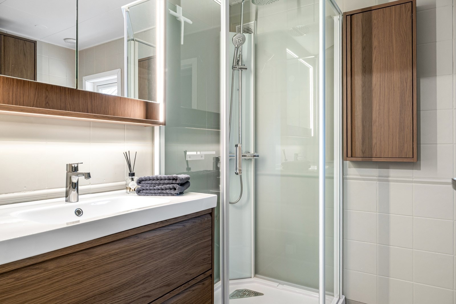 Badet er i dag innredet med gråmalte fliser på gulv og vegger. I gulvet har man også varmekabler for ekstra komfort (se punkt "ferdigattest"). Galleribilde