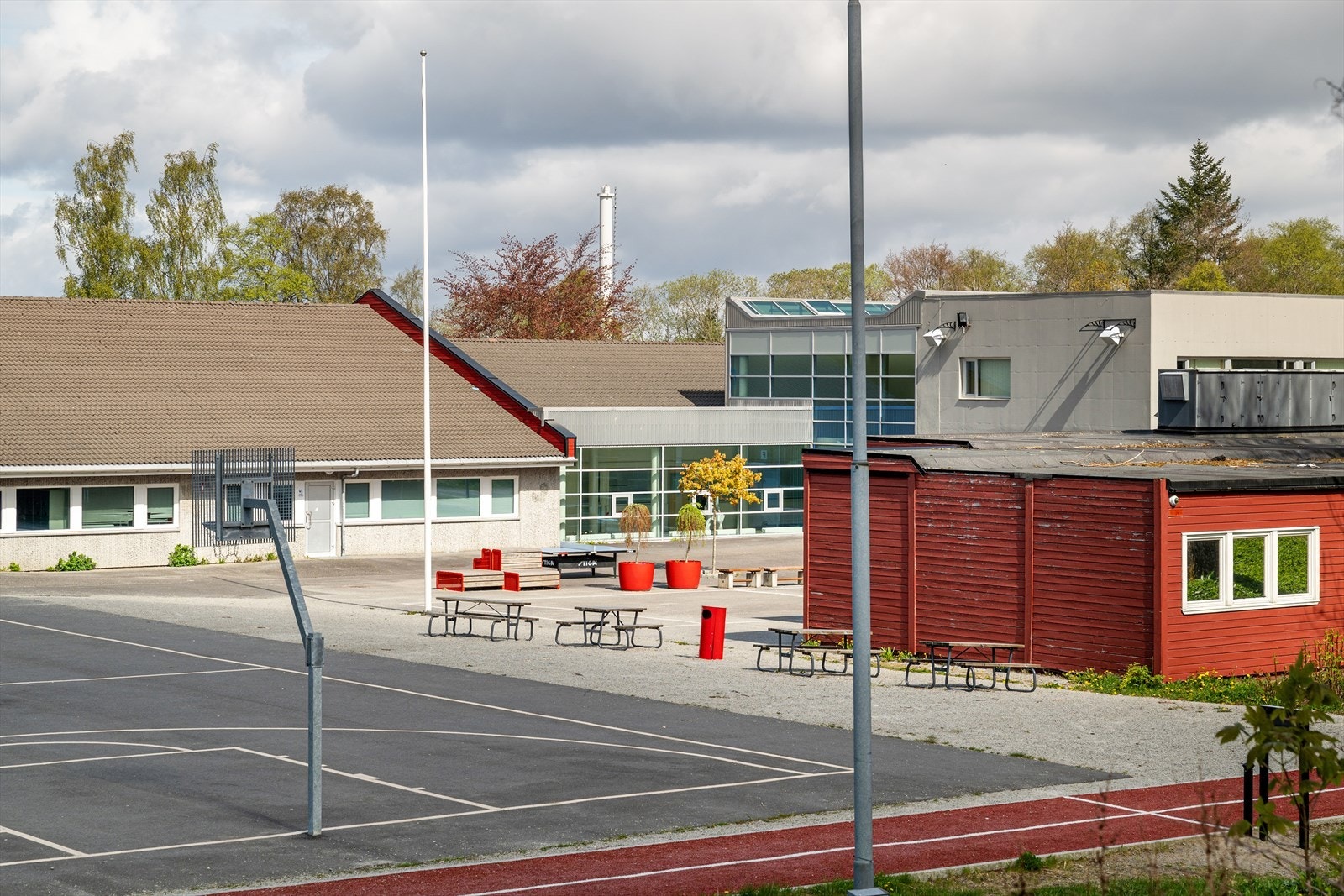 Fra boligen er det få minutters gange til barnehager, skoler og idrettsanlegg. Ypperlig beliggenhet for barnefamilien! Galleribilde