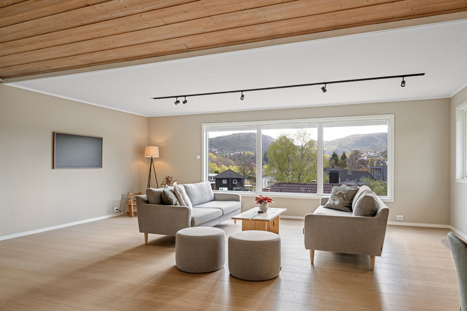 Stuen har lys, enstavs laminat på gulv og lysmalte flater som gir et moderne og stilrent uttrykk. Galleribilde
