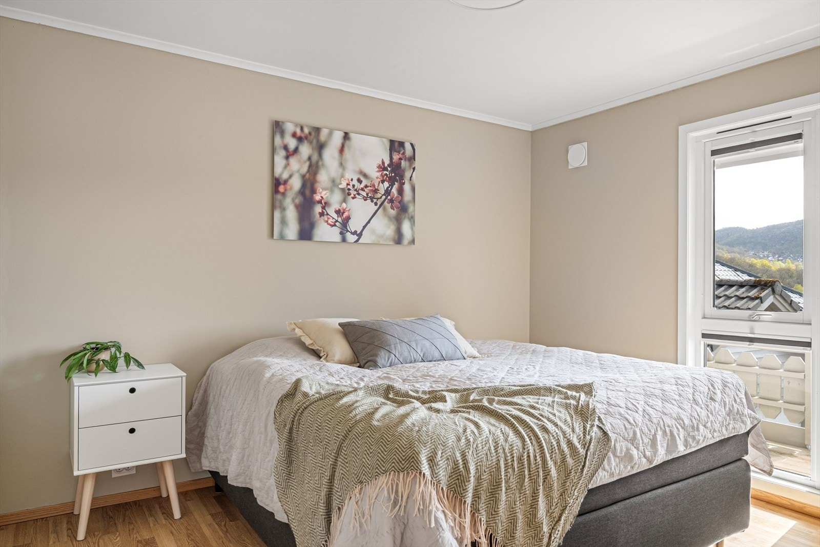Soverom 1 er det største soverommet og er i dag innredet til hovedsoverom. Rommet er utstyrt med integrert garderobe og har ellers god plass til dobbeltseng. Galleribilde