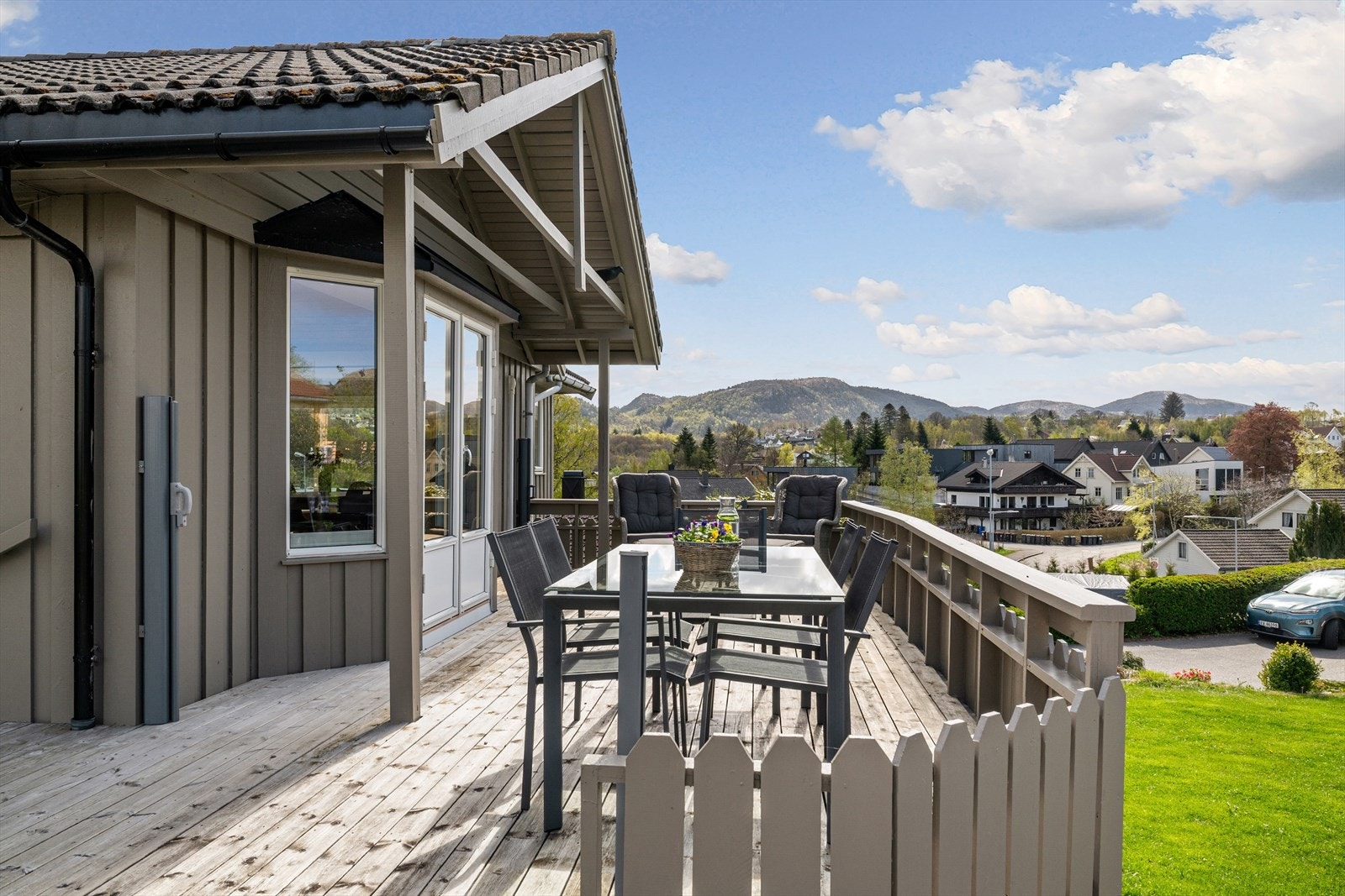 Med utgang fra stuen har man en romslig terrasse som ligger solrikt til. Her kan man nyte fine sommerdager mens de yngste i familien leker i hagen. Galleribilde