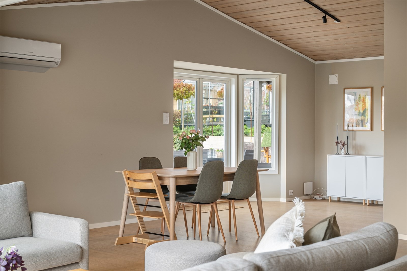Boligen er utstyrt med to varmepumper som sørger for jevn temperatur i boligen. Varmepumpen i stuen er fra 2008. Galleribilde
