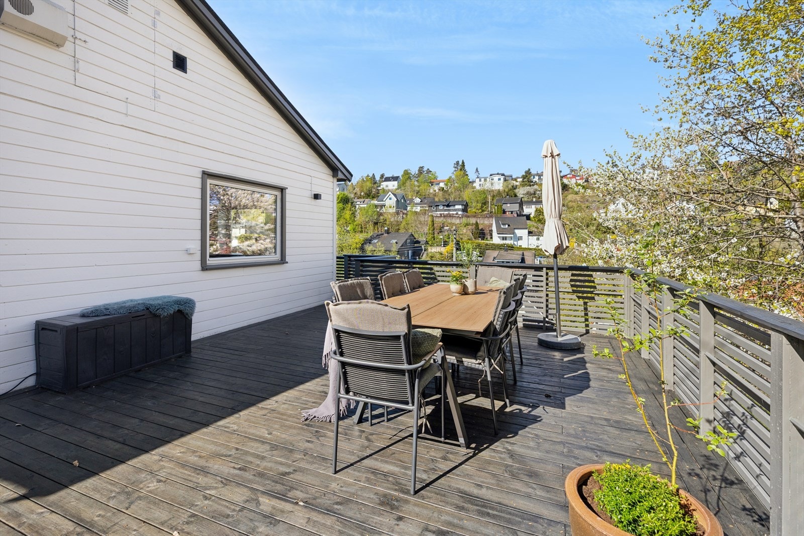 Her er det god plass til både sittegruppe og grill. Galleribilde