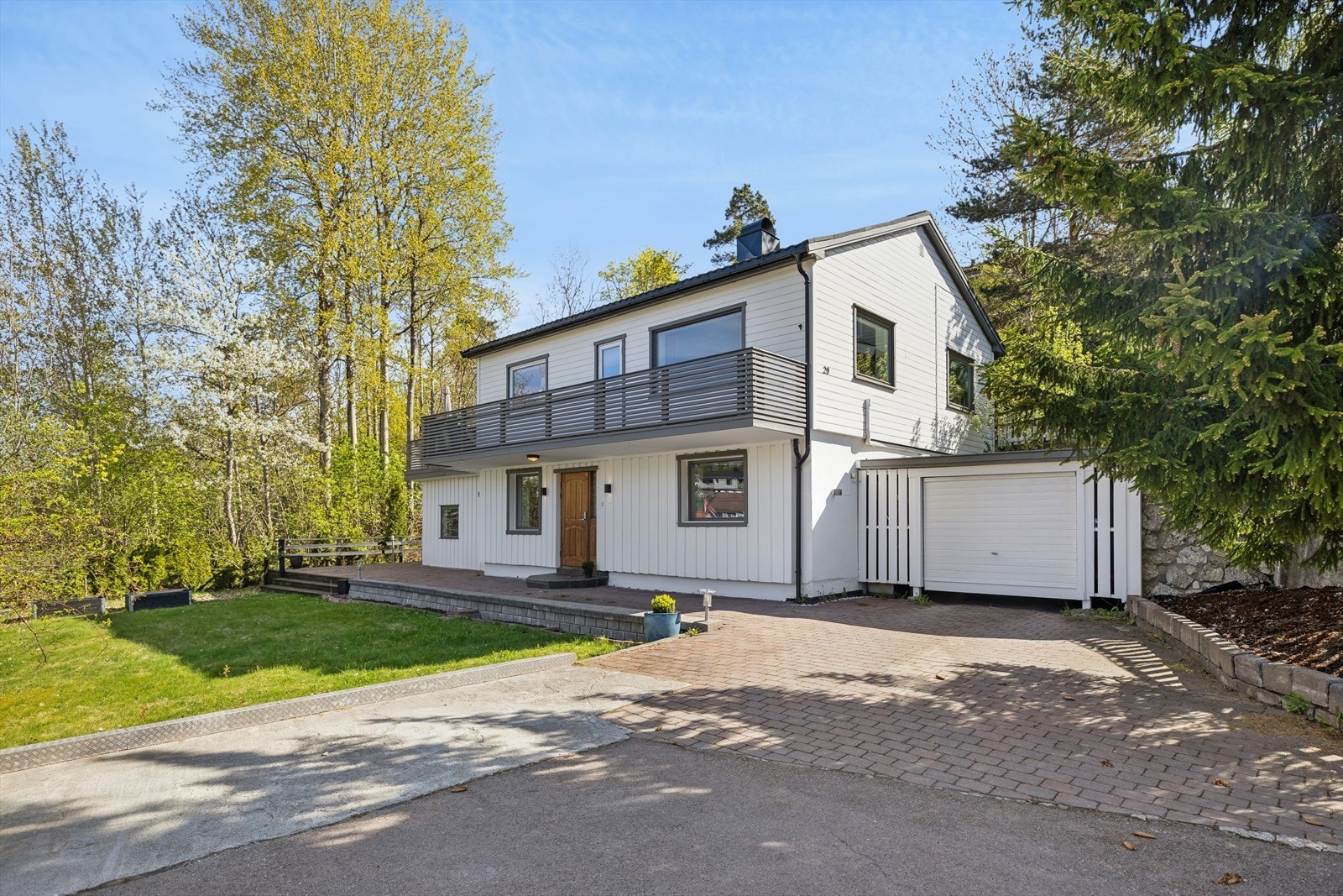 Enebolig fra 1962 med garasje og boder på hver sin kortside av boligen. Galleribilde