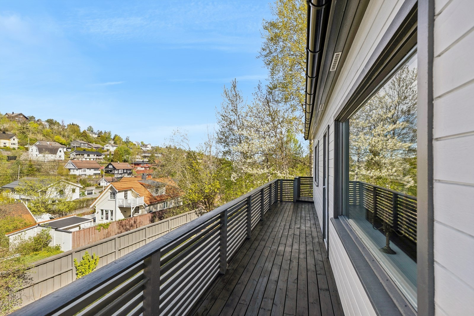 Balkongen på ca. 13 m² strekker seg langs store deler av fasaden. Galleribilde