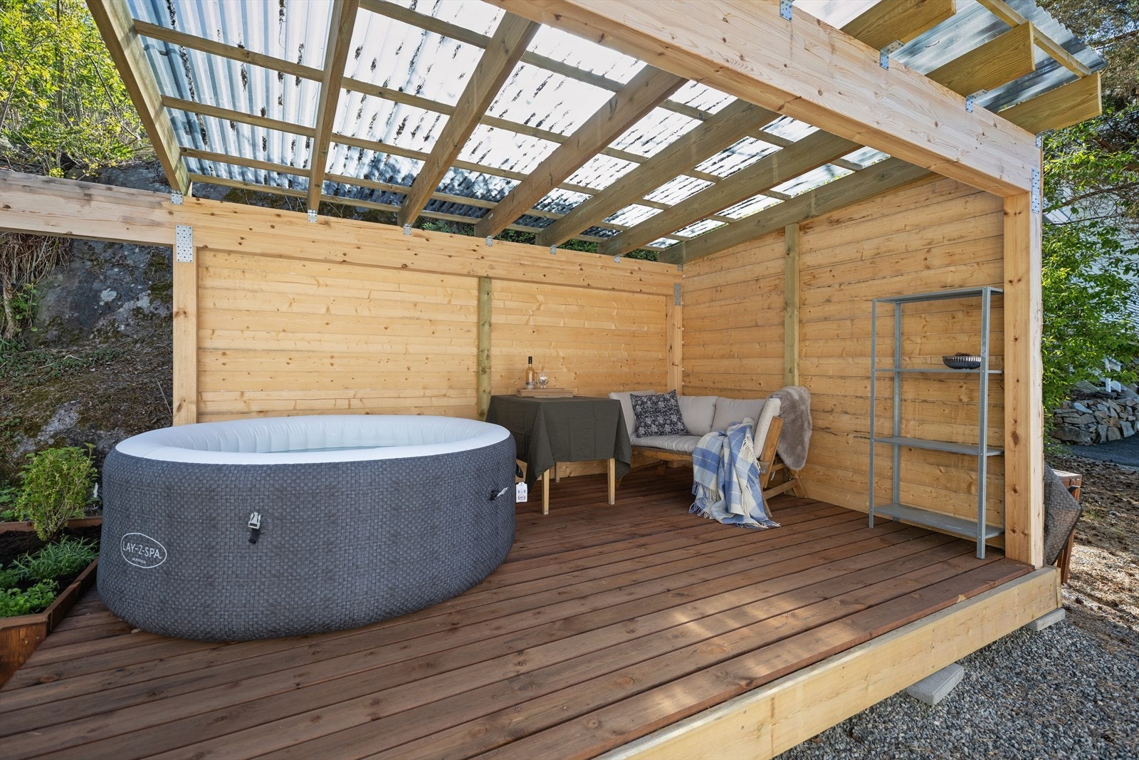 På baksiden av boligen finnes en skjermet uteplass på ca. 11 m², opparbeidet med pergola. Galleribilde