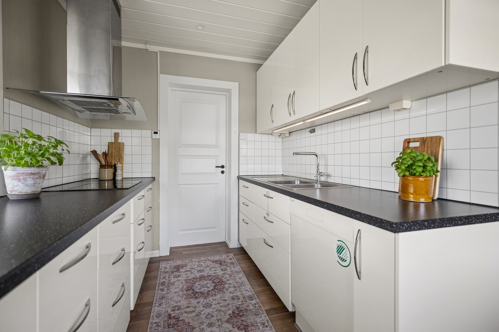 Kjøkkenet har rikelig med skap- og benkeplass. Galleribilde