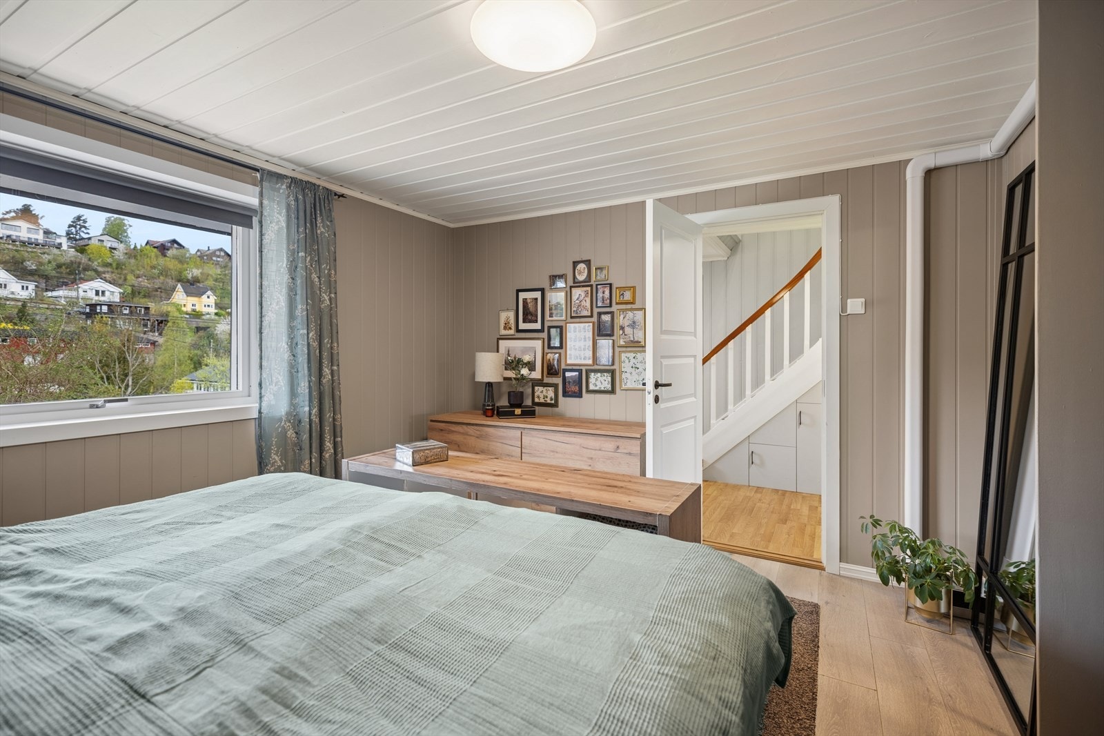 Fra soverommet er det direkte tilgang til gangen og trapperommet. Galleribilde