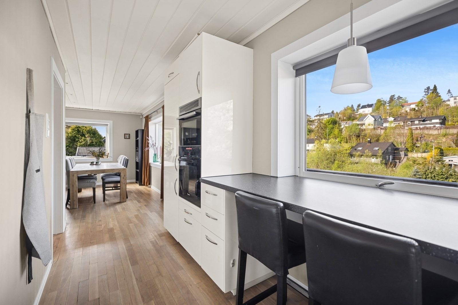 Innredningen har hvite fronter i høyglans og benkeplate i laminat. Galleribilde