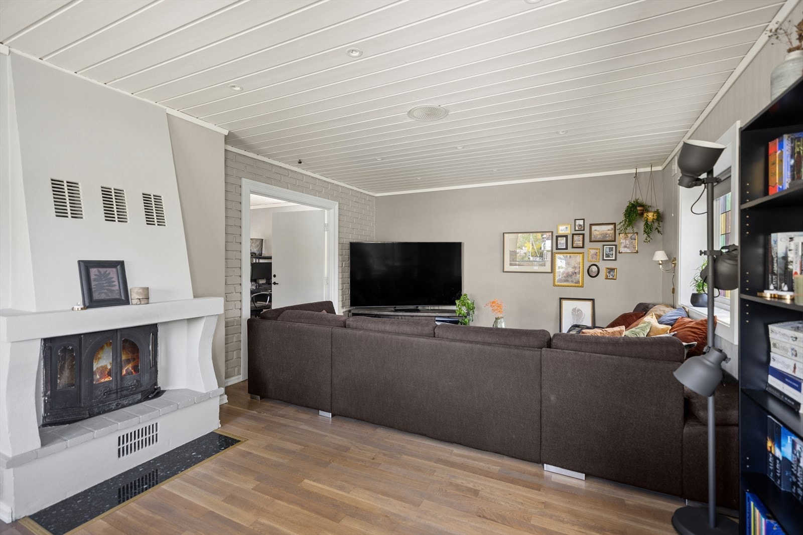 God plass til både sofagruppe, TV-løsning og spisebord. Galleribilde
