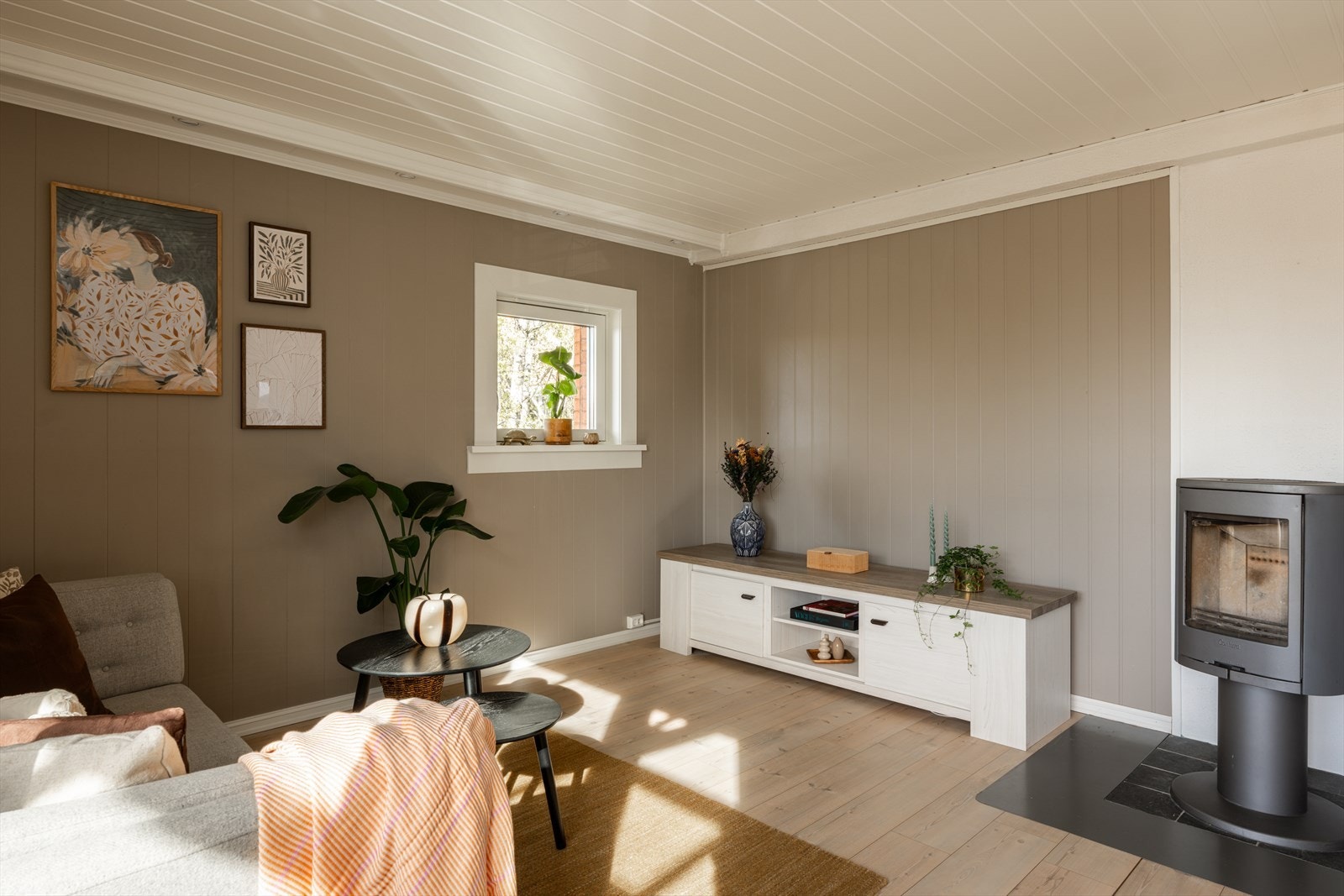 En flott Jøtul peisovn gir godt med varme på kaldere høst- og vinterkvelder. Galleribilde