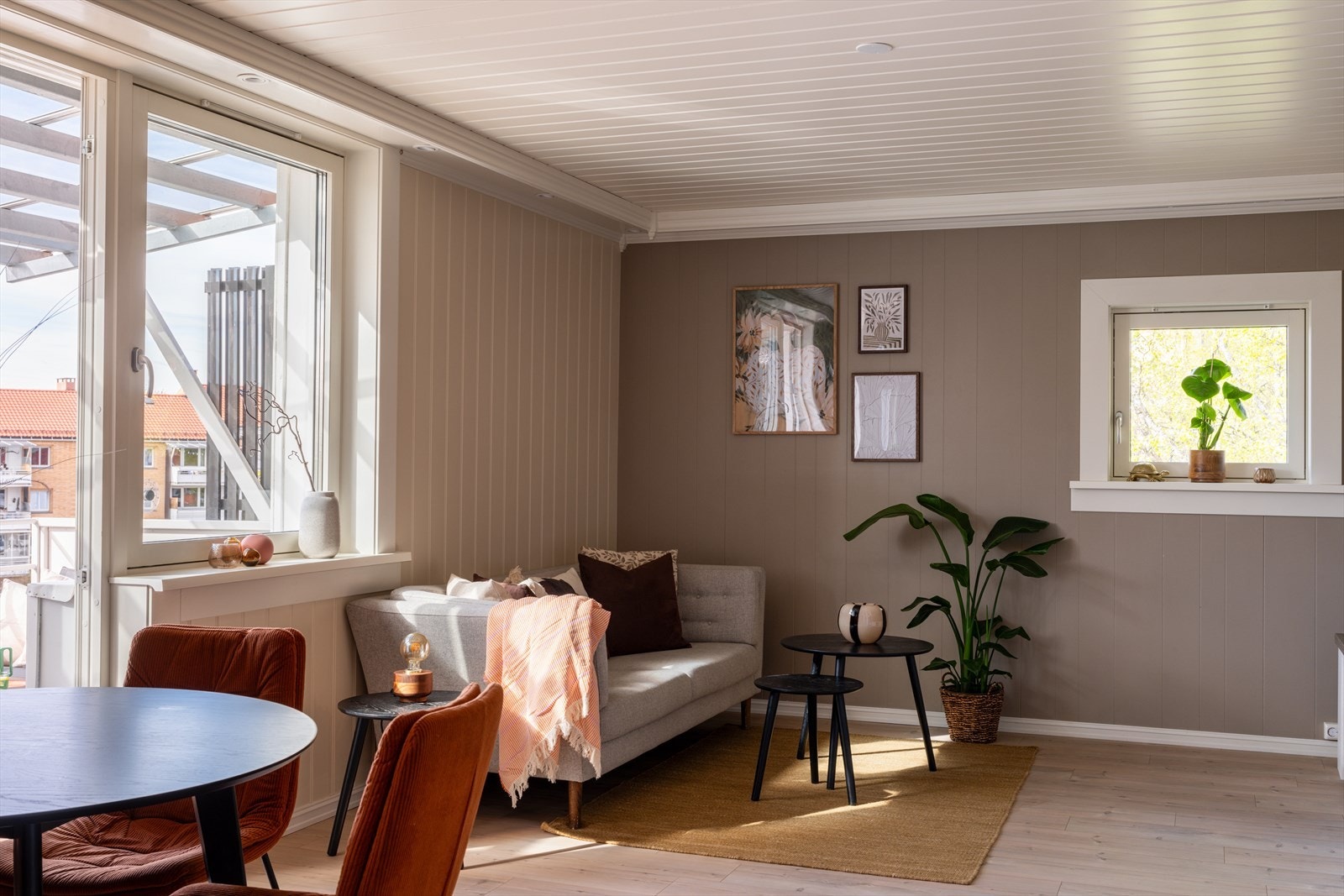 Stuen er malt i en lys og moderne fargetone. Galleribilde