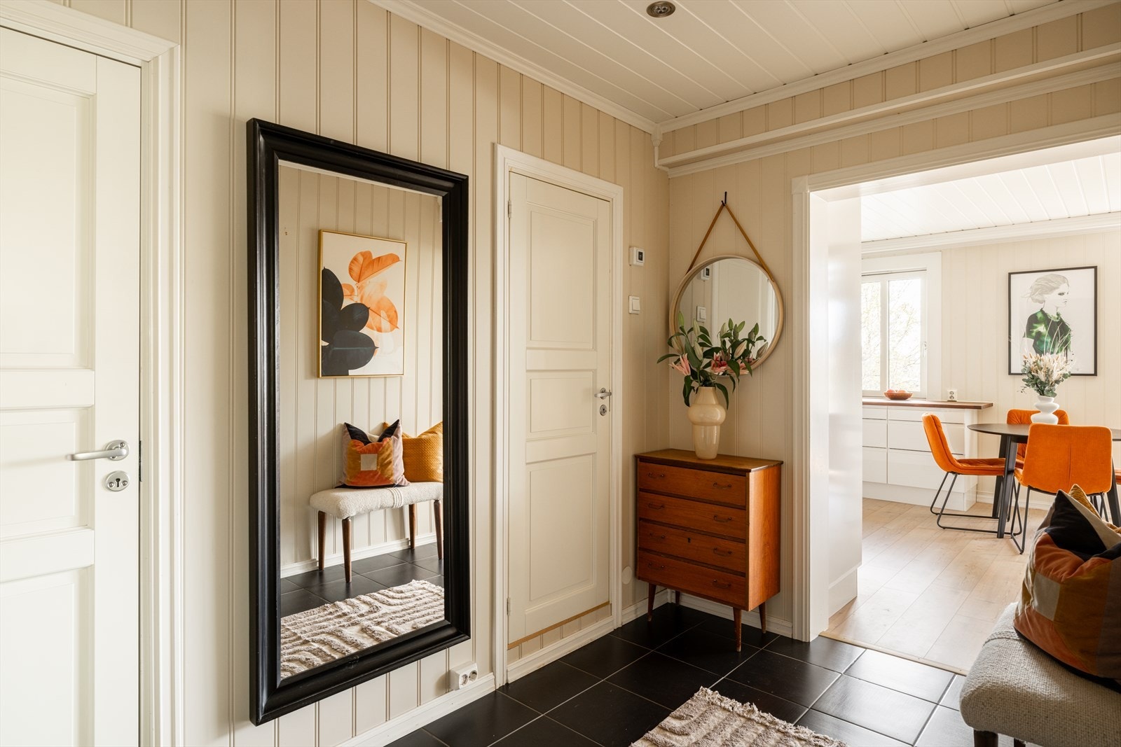Flislagt mellomgang / entré med plass til kommode, skoskap etc. Galleribilde