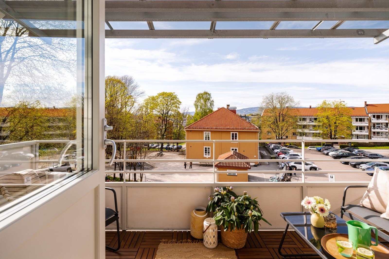 Direkte utgang til en herlig, nordvestvendtbalkong på hele 8 kvm. Galleribilde