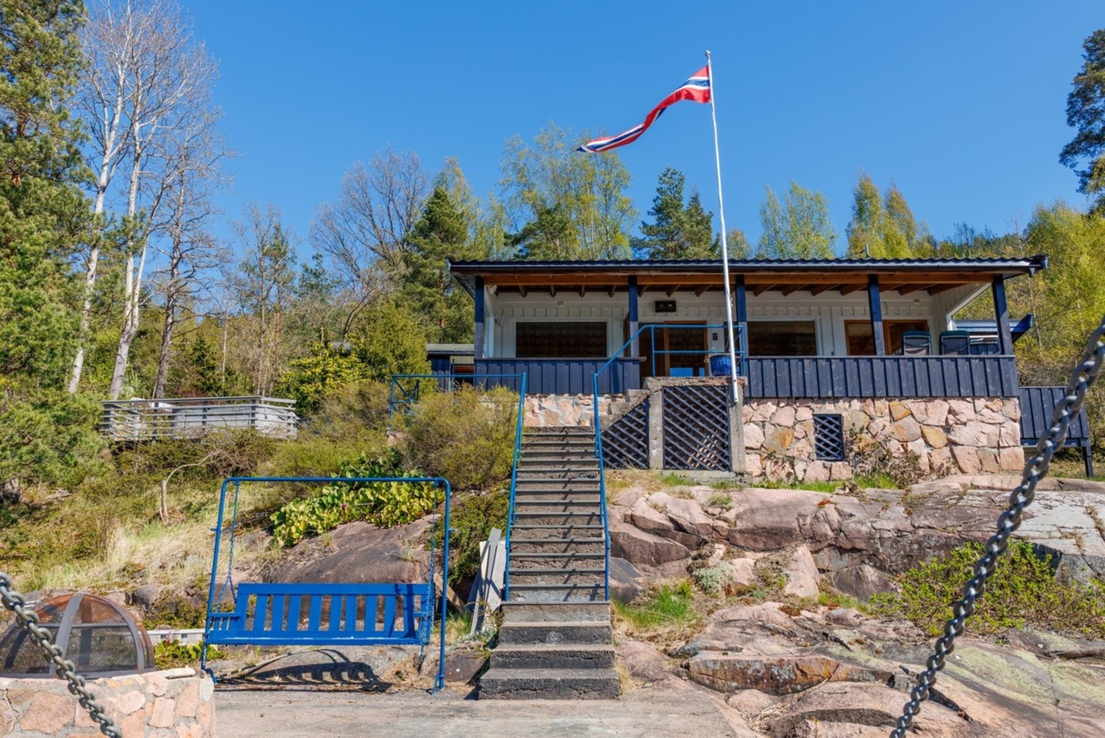 Bilde av nymalt hytte Galleribilde