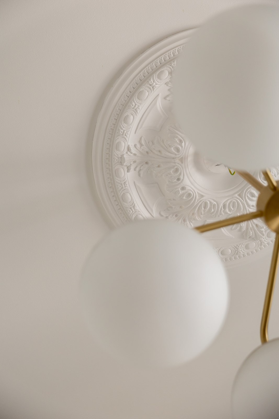 Stuen har en elegant rosett i taket som gir rommet et klassisk preg. Galleribilde