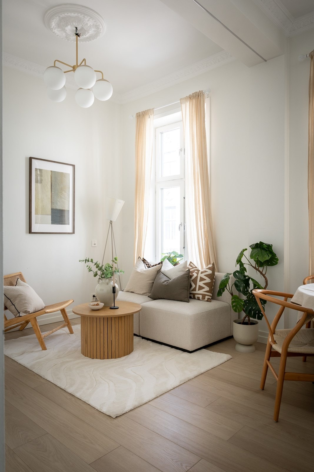 Stuen fremstår som lys og innbydende med store vindusflater som slipper inn rikelig med dagslys. Galleribilde