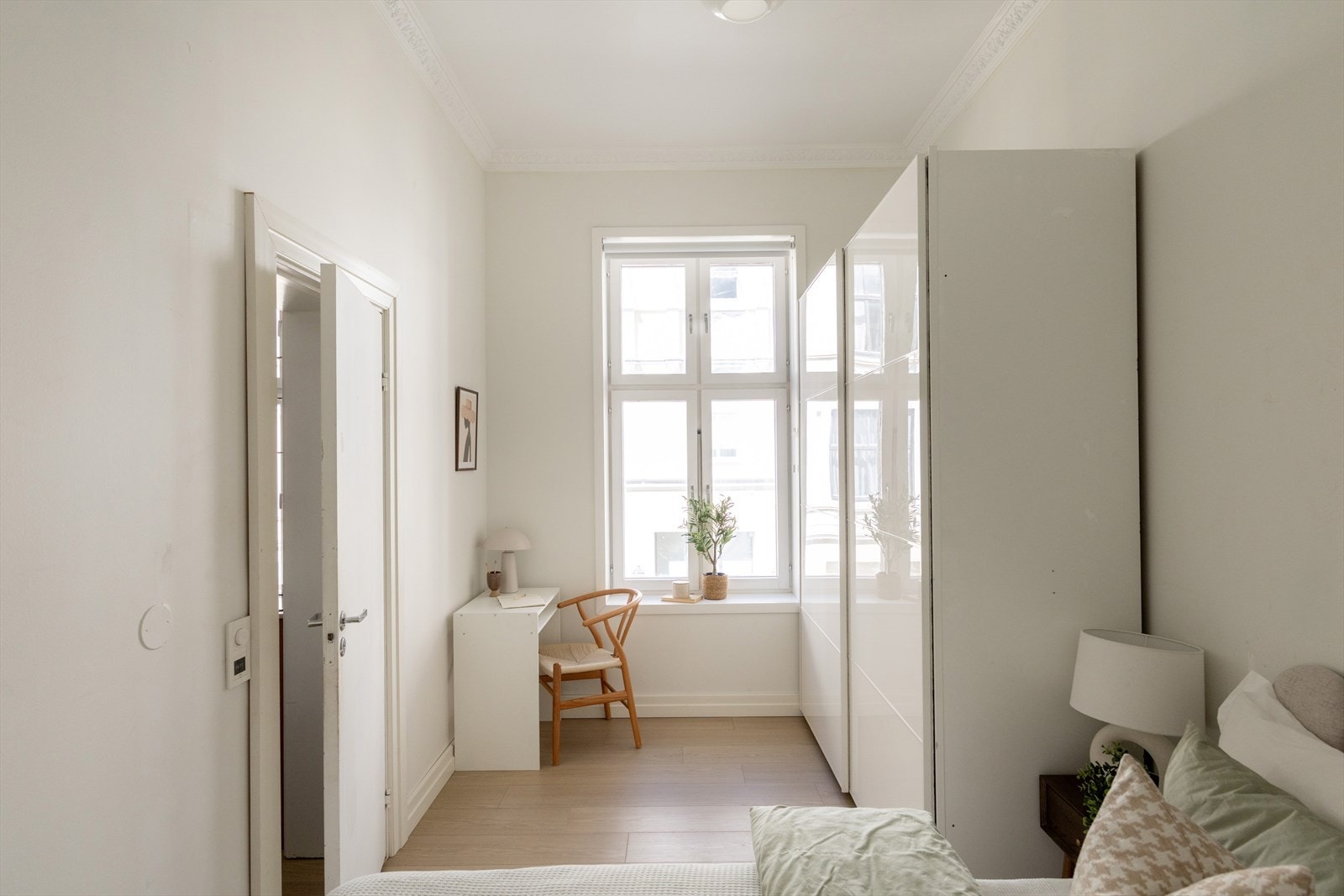 Det er også plass til pult for hjemmekontor eller skolearbeid. Galleribilde