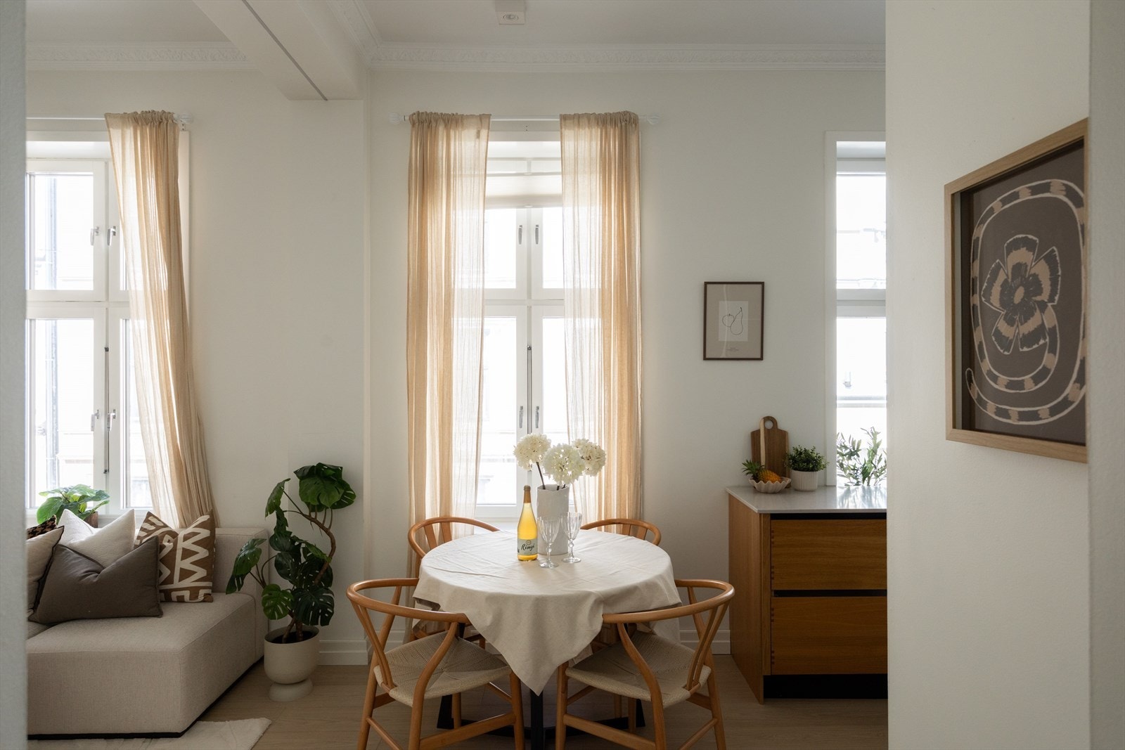 Leiligheten byr på lyse overflater og pent laminatgulv. Galleribilde