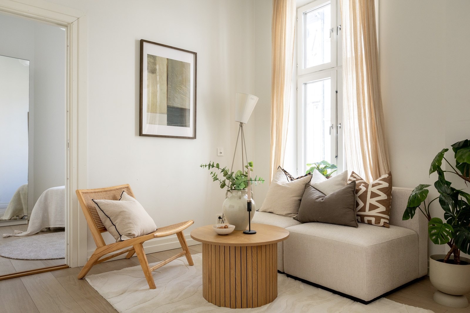 Stuen har god plass til sofa, sofabord og tilhørende møblement. Galleribilde