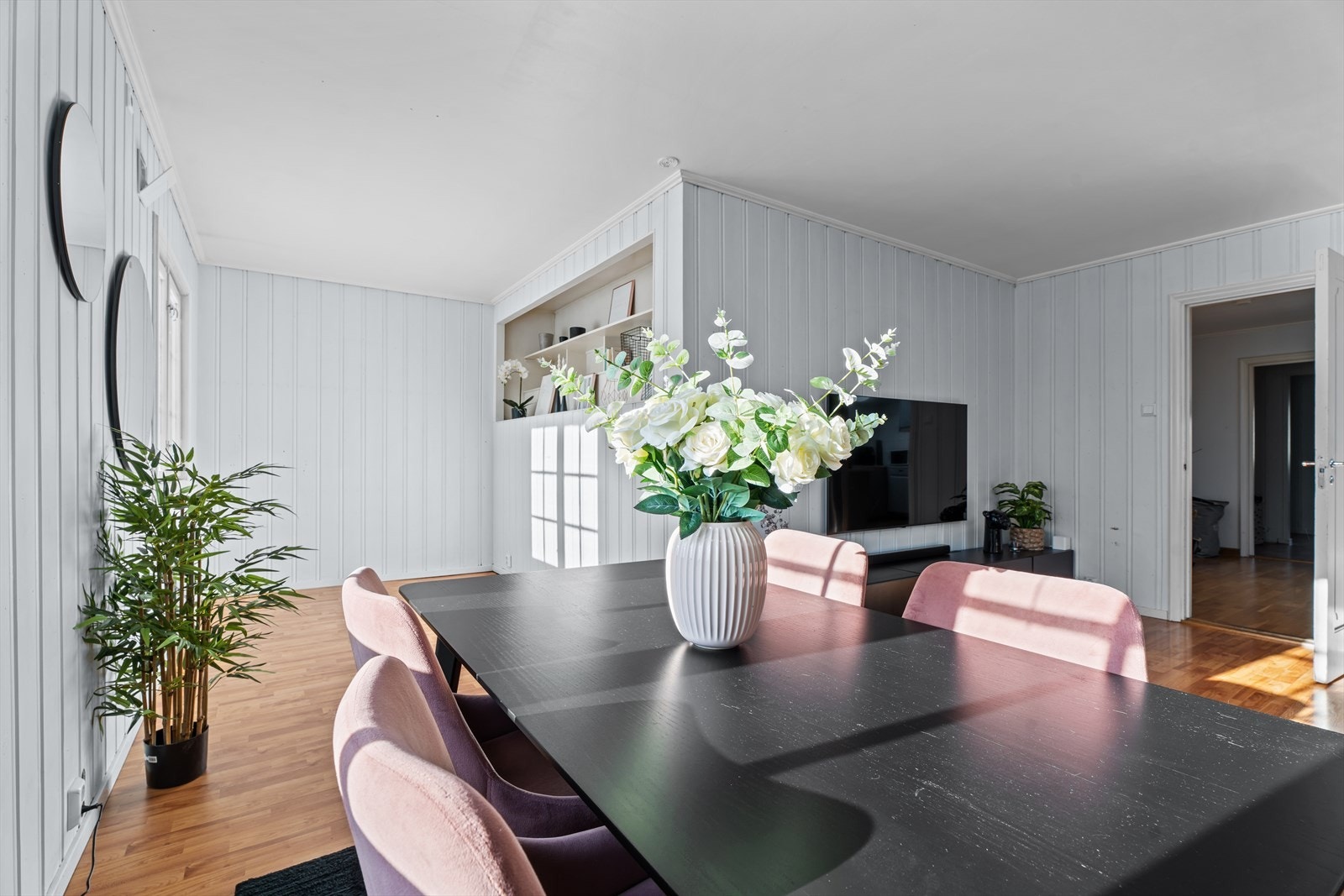Leiligheten har en lys, luftig og hyggelig stue Galleribilde