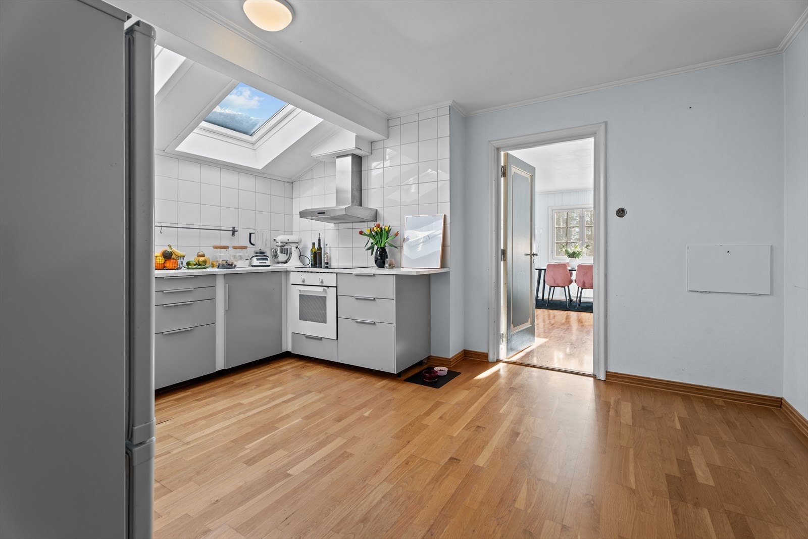 Laminerte benkeplater og flislagt backsplash. Integrert komfyr og platetopp. Frittstående oppvaskmaskin og kjøleskap Galleribilde