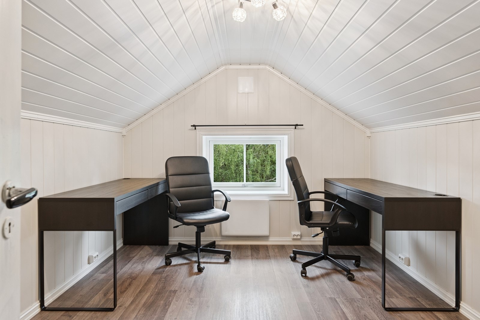 Her er det flere loftsrom med sjarmerende skråtak, hvor det er fint å kunne ha en liten loftstue, hobbyrom, lekerom, eller kanskje kontor, om man ikke bare ønsker ekstra med lagringsplass. Galleribilde