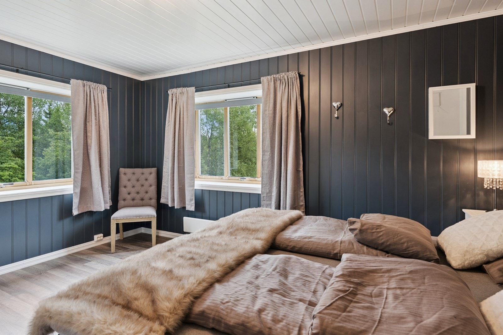 Fra hallen er det åpen trapp opp til 2. etasje med tre store og fine soverom. Galleribilde