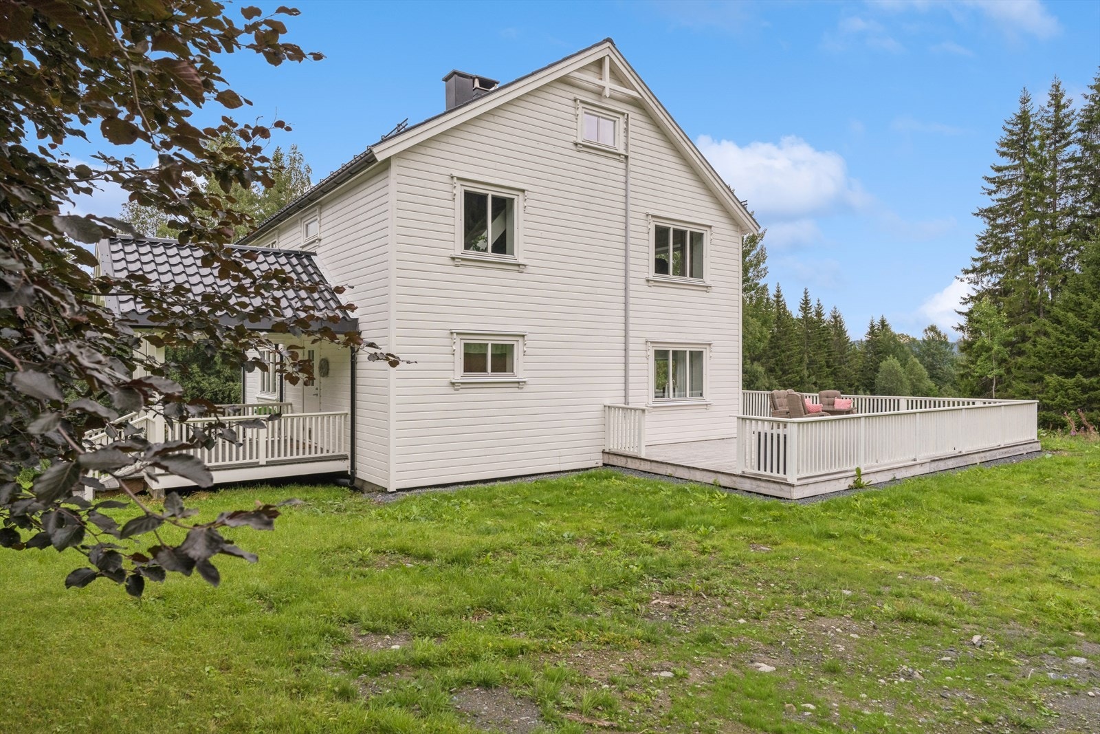 På det trivelige gårdstunet er det barnevennlig og fint med stor plen. Jorder og skogteiger følger med eiendommen, noe som gir mange muligheter til alle som ønsker seg ekstra god plass. Galleribilde