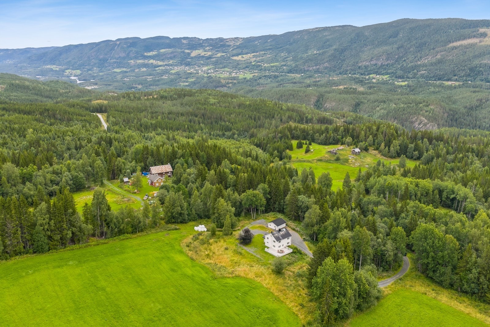 "Nordre Lie" ligger usjenert og fint til i Liagrenda, åpent og fritt opp fra veien mellom Reinli og Sundvold. På det trivelige gårdstunet er det et oppgradert og innbydende våningshus og en nyere, dobbel garasje. Galleribilde