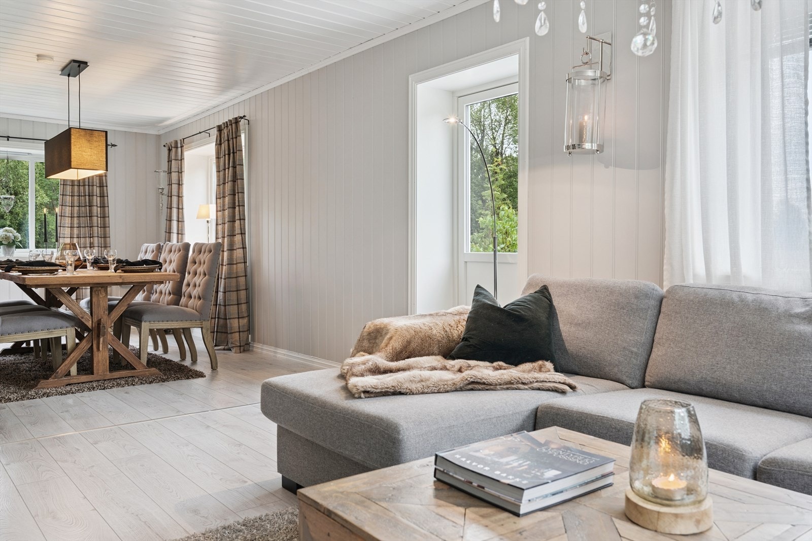 Fra stua er det utgang til terrassen hvor man enkelt kan nyte solrike dager og lune sommerkvelder. Galleribilde