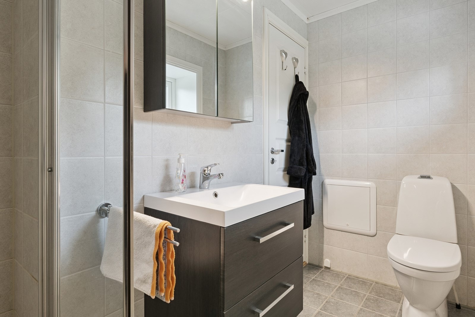 I 2. etasje er det et pent bad fra 2014. Badet har flislagte vegger og flislagt gulv med varmekabler. Galleribilde