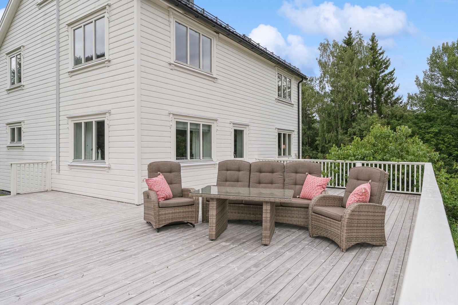 Terrassen er på hele 62 m², så her er det fin plass til flere sittegrupper og gjerne barn som leker. Galleribilde