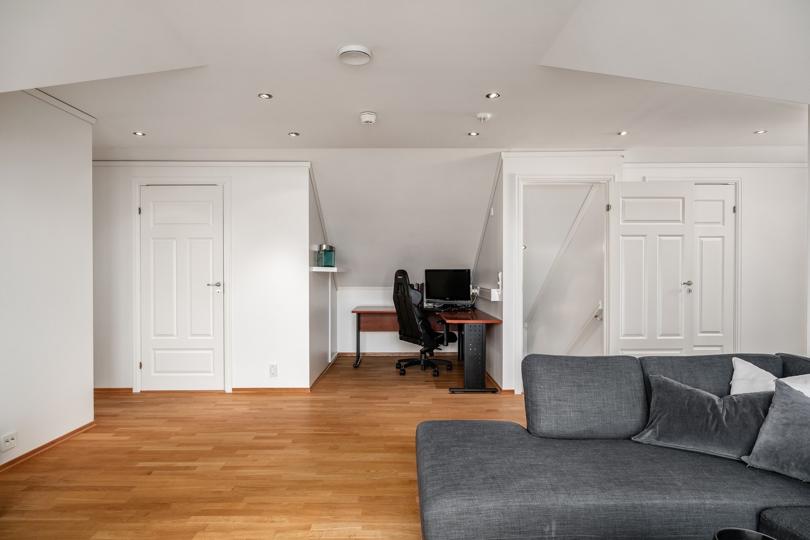 Stor og romslig loftstue. Bak både døren til venstre og høyre skjuler det seg to praktiske boder Galleribilde