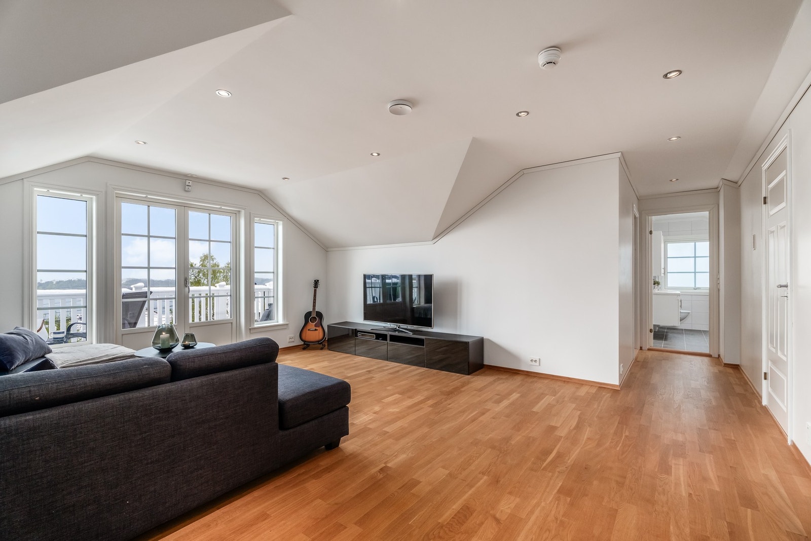 Loftstuen er lys og har downlight i himling. Utgang herfra til- Galleribilde