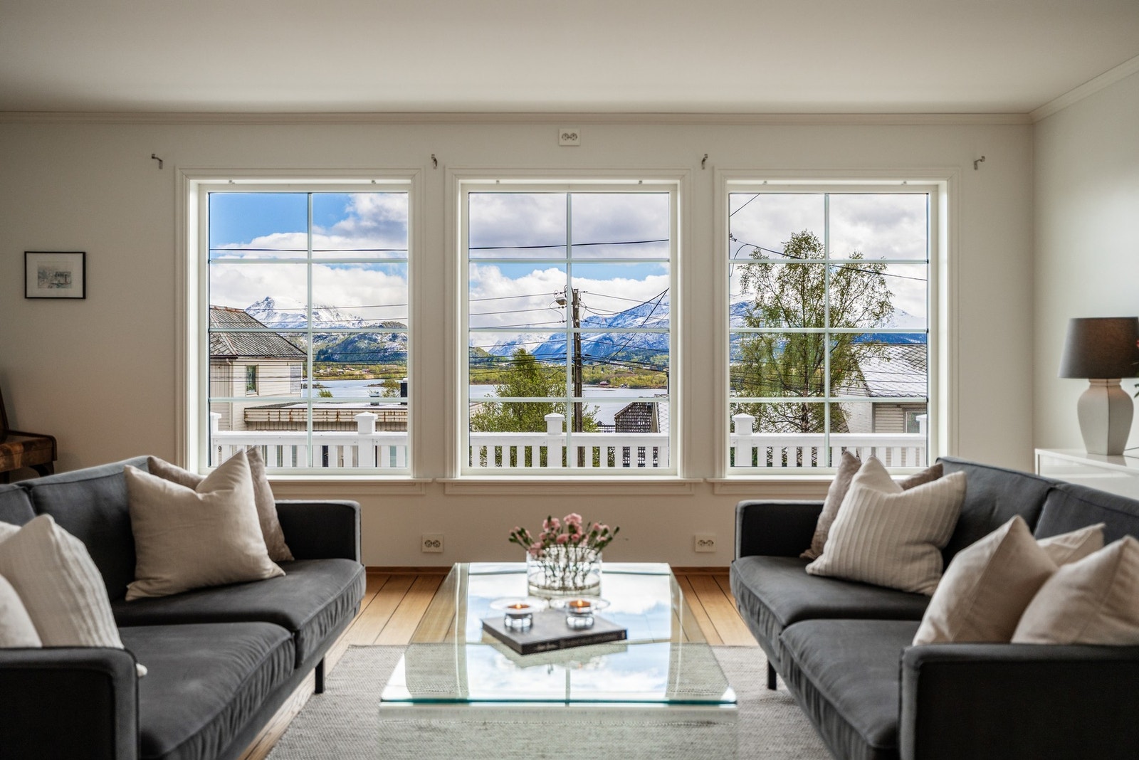 De store vinduene sørger for rikelig med naturlig lysinslipp, og igjen - en fantastisk utsikt! Galleribilde