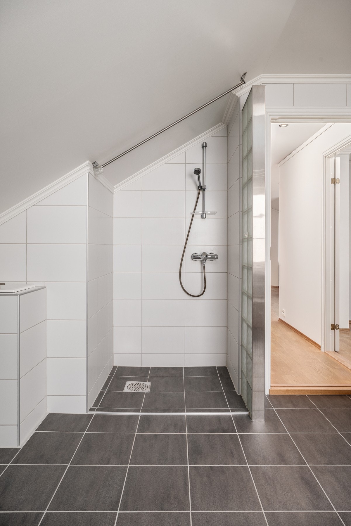 Videre er badet utstyrt med en praktisk dusjnisje- Galleribilde