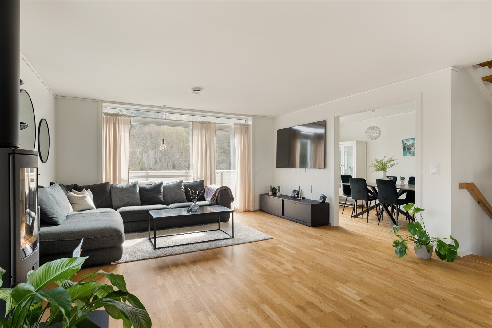 Vedfyring kommer godt med som tilleggsoppvarming om vinteren. Det er også balansert ventilasjon med varmegjenvinner installert i boligen. Galleribilde