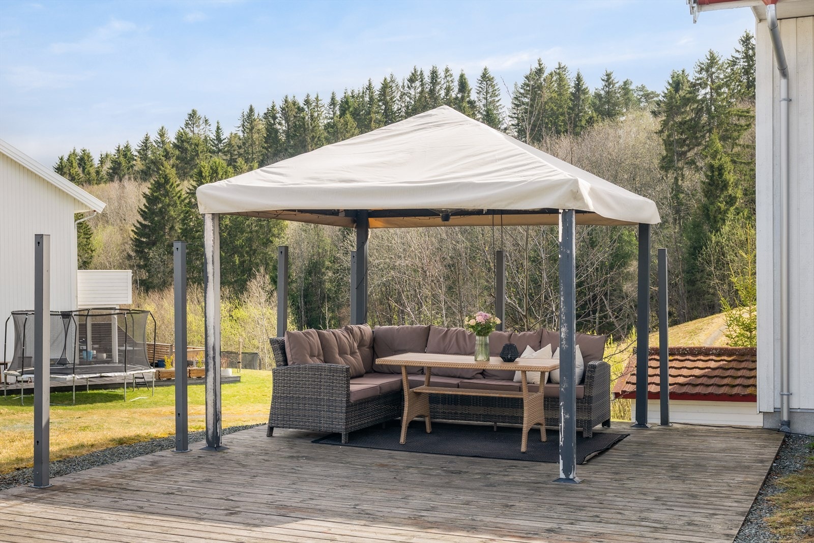 Her er det godt med boltreplass for storfamilien. Det er etablert en hyggelig markterrasse med pergola ved innkjørsel hvor kveldssola kan nytes. Galleribilde