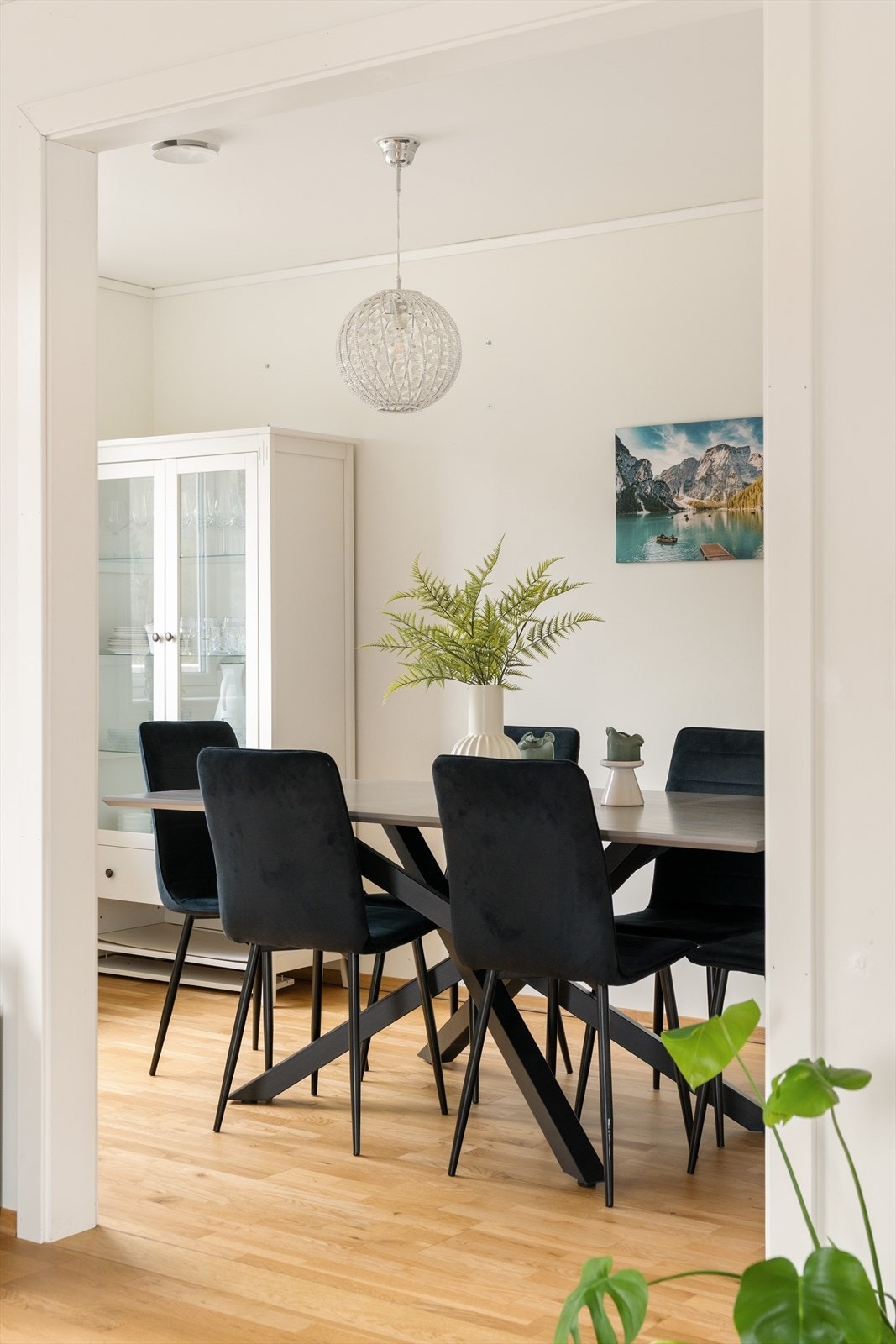 Spisestua ligger adskilt i egen sone/rom som del av stua. Rommet ble i opprinnelige skisser tegnet som soverom, og kan ved enkle grep tilbakeføres til dette. Galleribilde