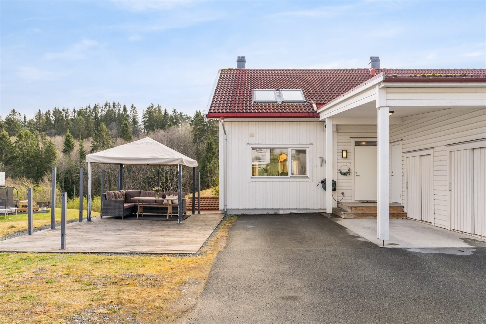 Det er godt med parkeringsmuligheter på tomt og i carport. Galleribilde
