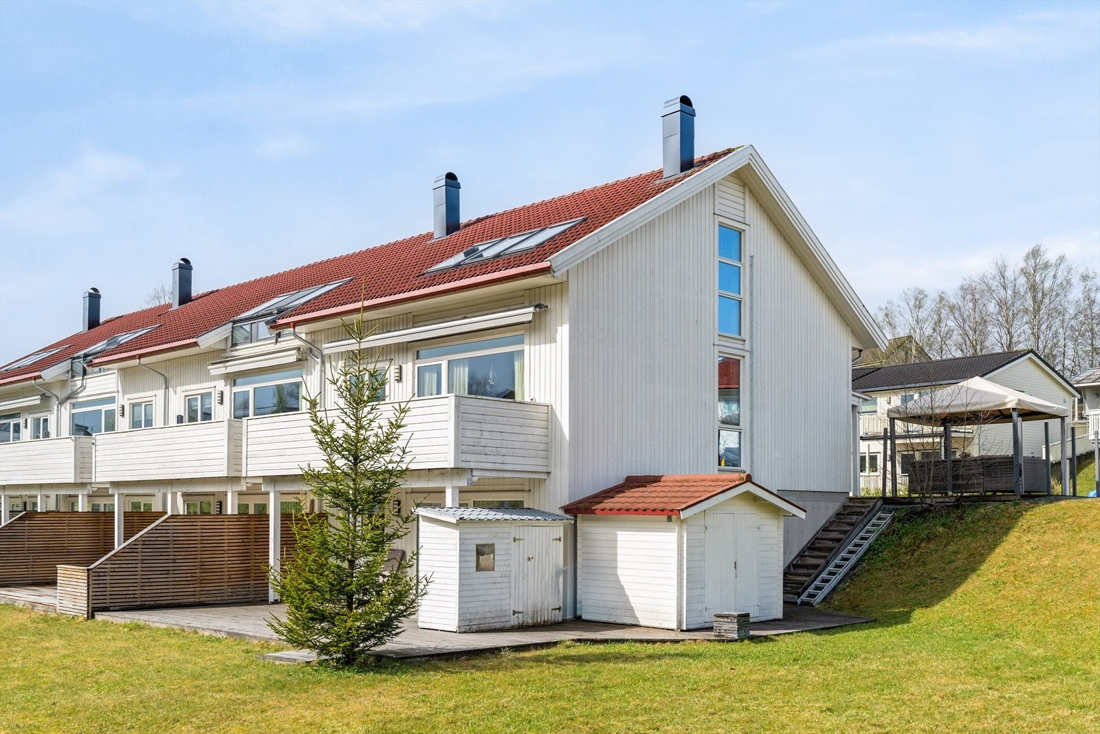 Velkommen til Tonstadbrinken 30D og en innholdsrik familiebolig med usjenert endebeliggenhet på Tonstad. (Foto: Max Stenberg - Grattis foto) Galleribilde