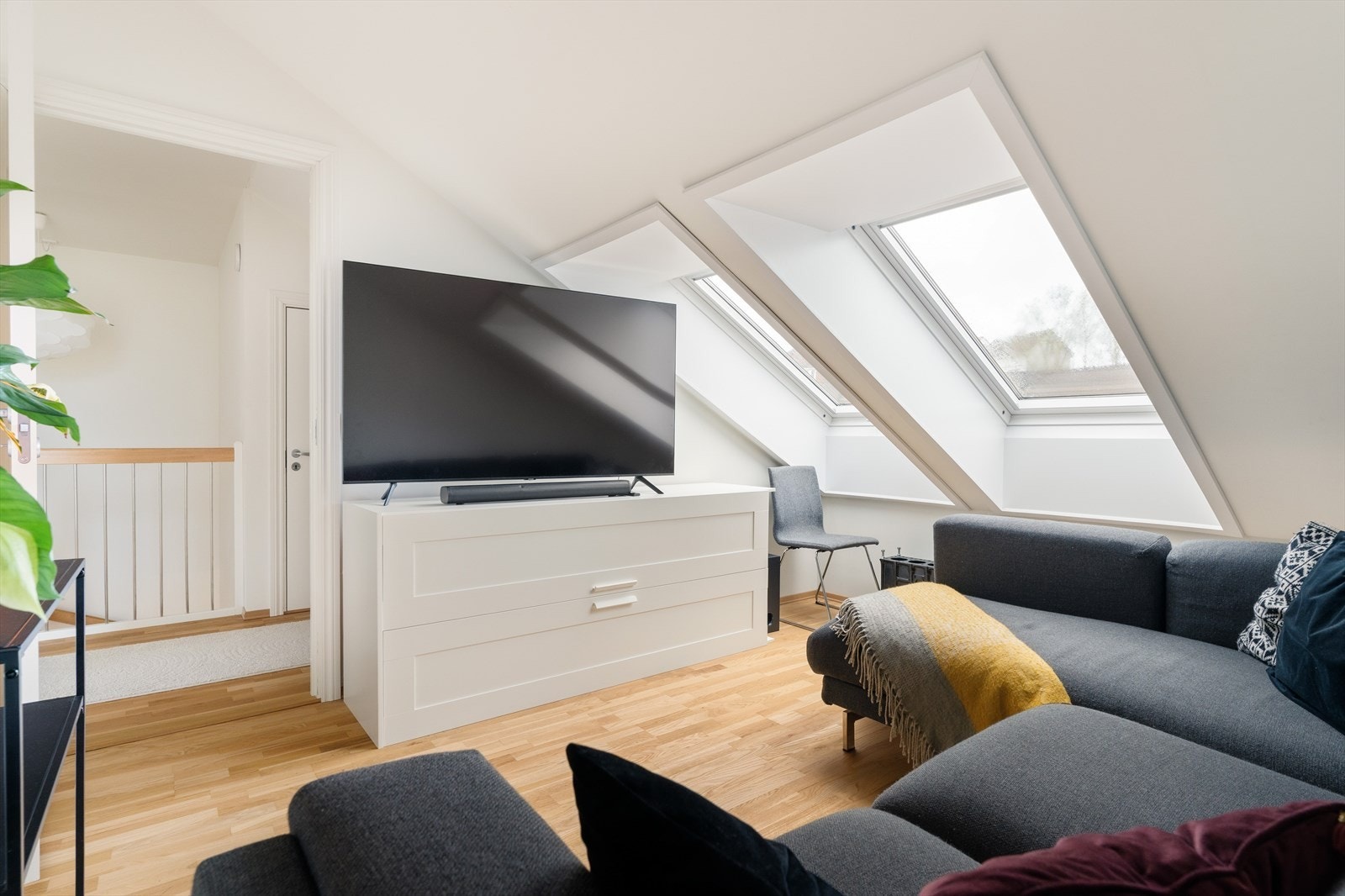 Boligen kan også skilte med masse bodplass og lagringsplass på loft og i 1. etasje. Ellers er det god lagringskapasitet i utvendige boder. Galleribilde