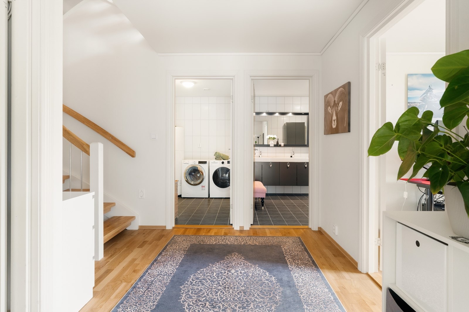 Boligen går over 3 plan og har tre våtrom - Bad, vaskerom og wc. Galleribilde