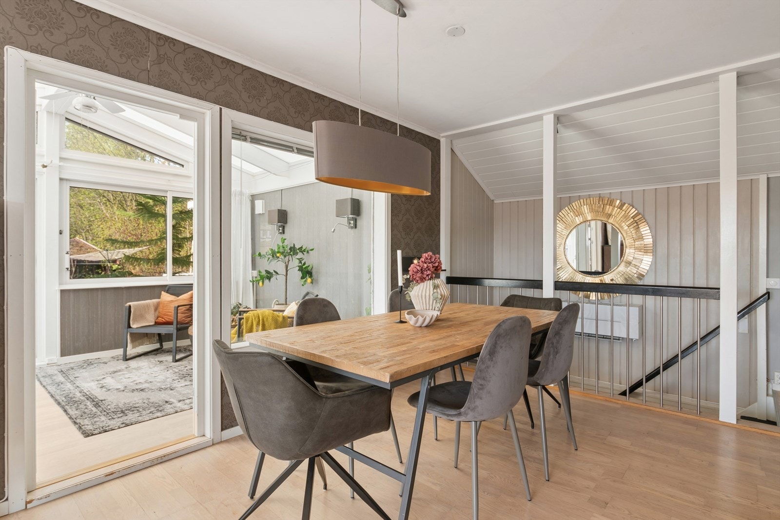 Fra spisestuen er det utgang til en innglasset vinterhage. Galleribilde