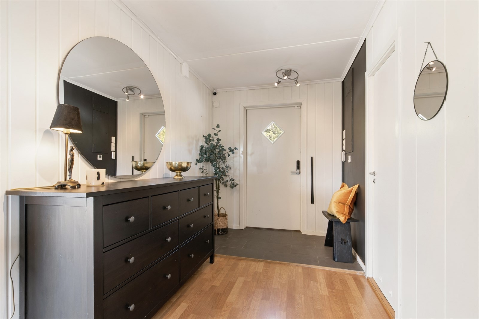 Den malte hovedytterdøren åpner inn til en lys og innbydende entré. Galleribilde