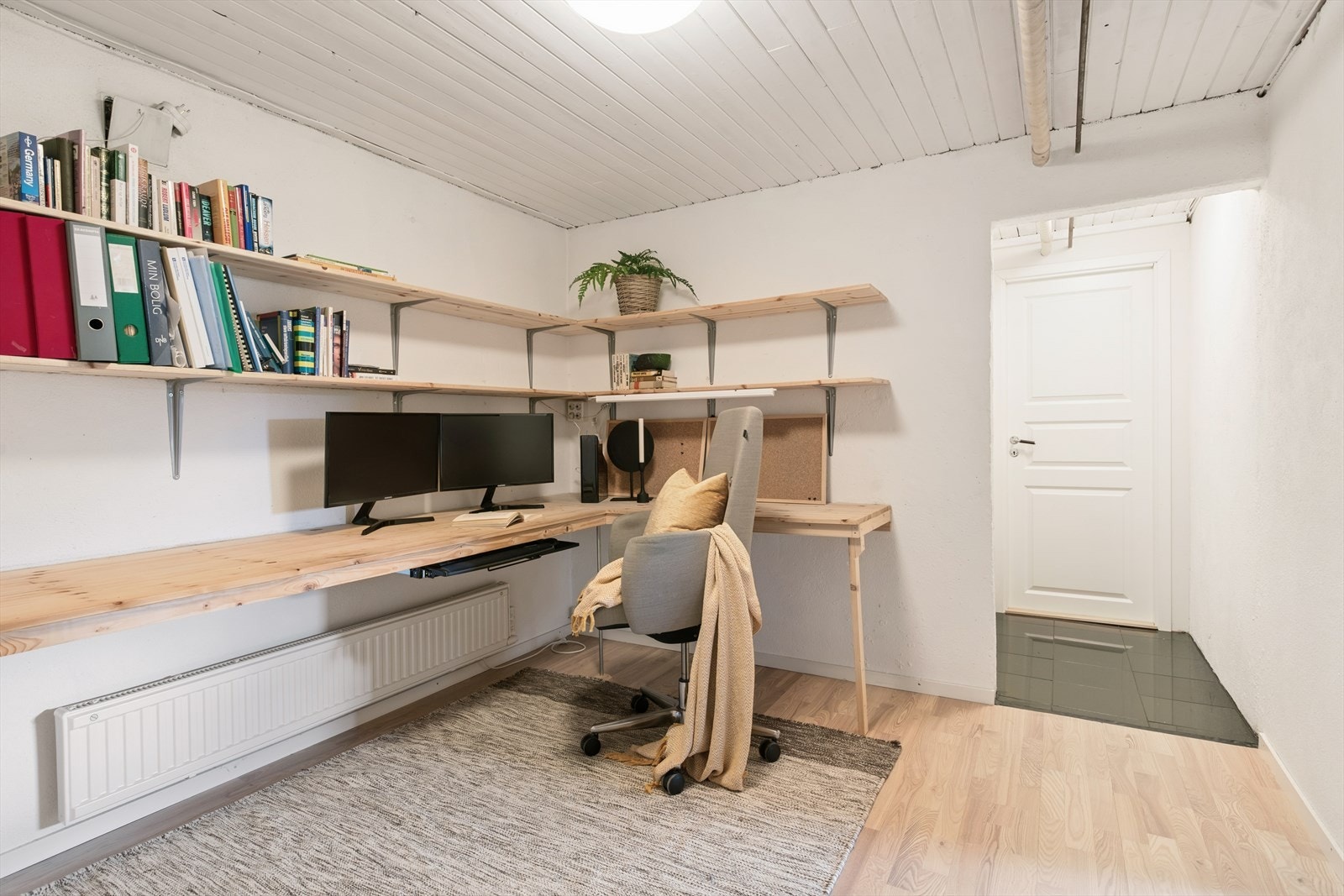 Et praktisk rom innredet som hjemmekontor. Galleribilde